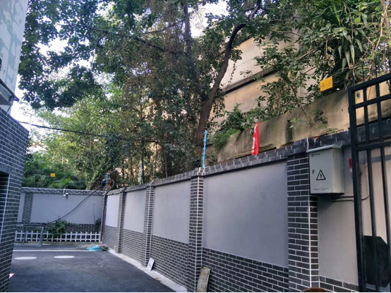 學校安裝電子圍欄的必要性，學生翻墻外出感染