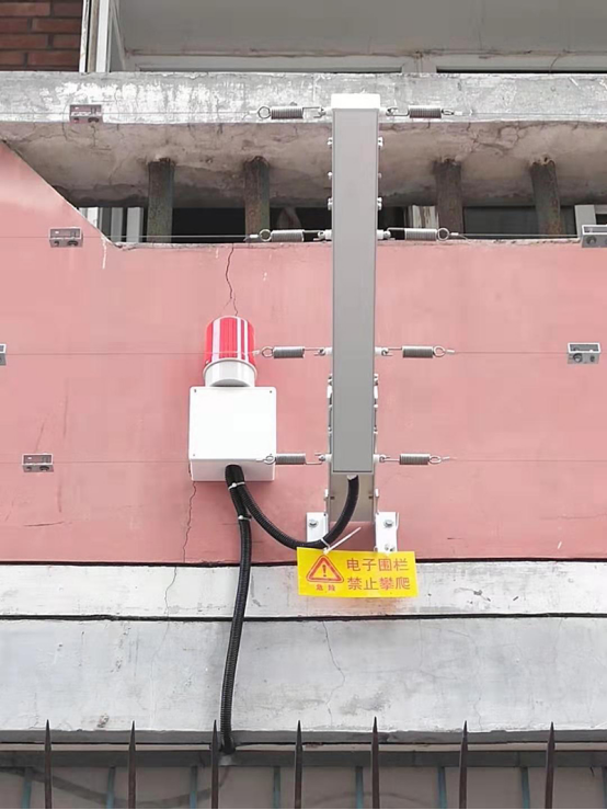 學校安裝電子圍欄的必要性，學生翻墻外出感染