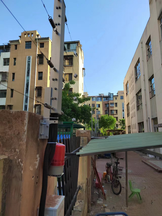 學校安裝電子圍欄的必要性，學生翻墻外出感染